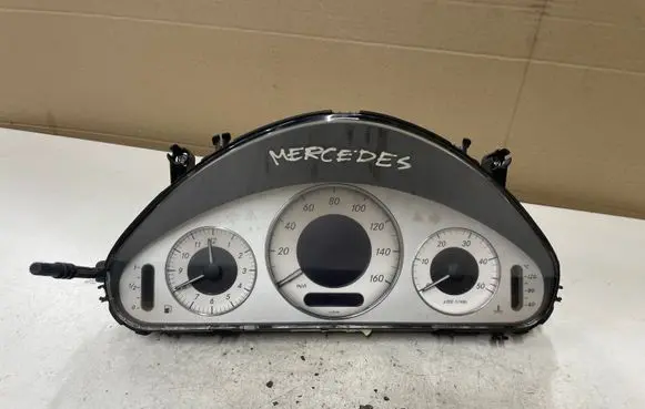 Mercedes-Benz E W211 Speedometer (instrument cluster) 88311391