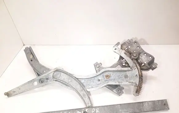 Volkswagen PASSAT B3 Front door window regulator with motor 357837401