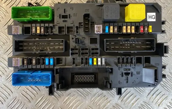 Opel Zafira B Fuse module 13206759 5DK00866952