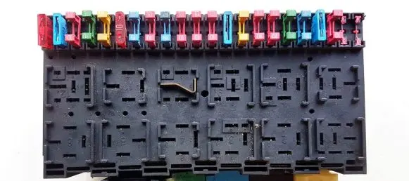 Volkswagen Golf III Fuse box set 357937039
