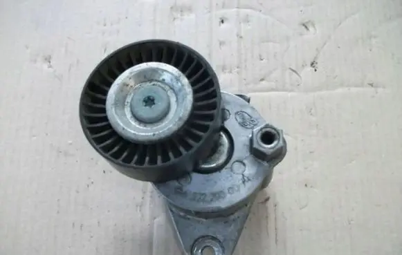 Mercedes-Benz CLS C219 Generator/alternator belt tensioner A272200007