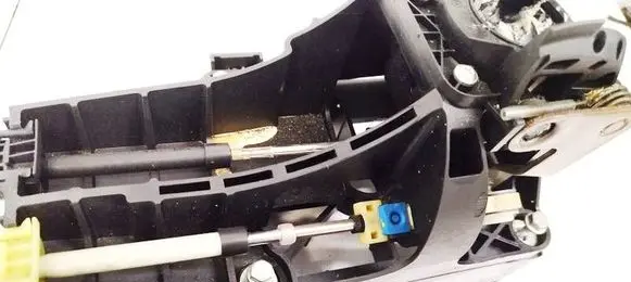 Opel Astra J Gear shift cable linkage 55563703