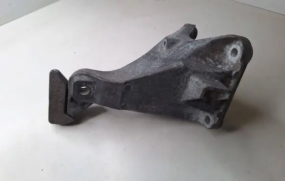 BMW 5 E60 E61 Engine mounting bracket 6781916 13807410 269072