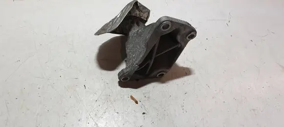 Engine mounting bracket