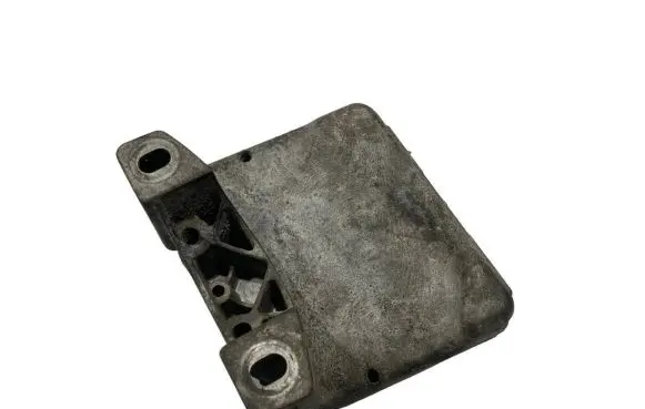 Engine mounting bracket