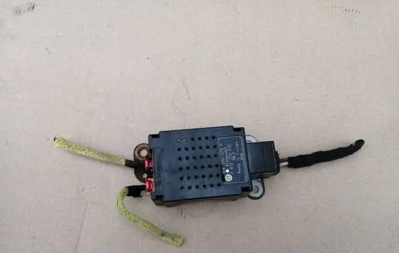 Volkswagen Golf V Aerial antenna amplifier 1K6035570F