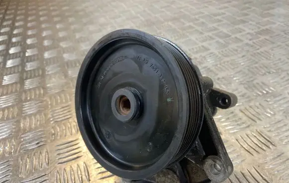 Mercedes-Benz E C207 W207 Power steering pump 7695955143