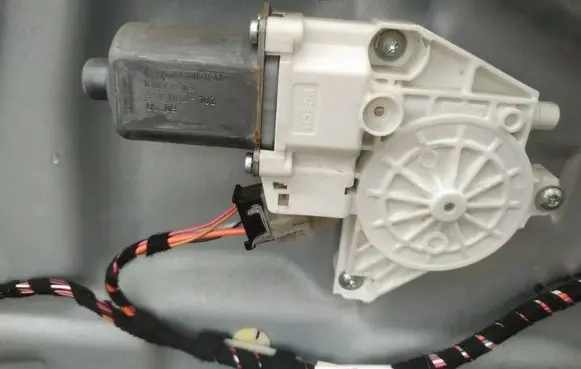 Mercedes-Benz ML W164 Front door window regulator motor 997082102