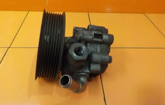 Land Rover Discovery 3 - LR3 Power steering pump QVB500400