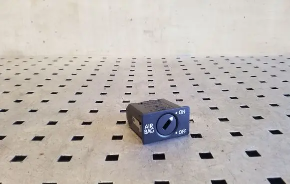 Passenger airbag on/off switch