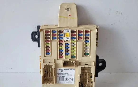 Hyundai Santa Fe Fuse module 919502W570