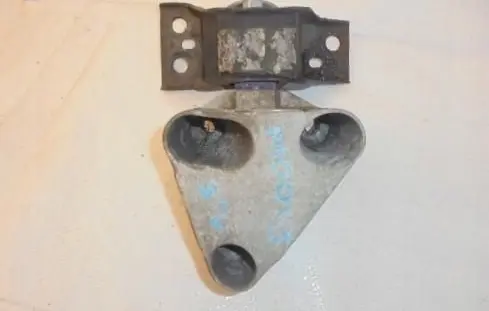 Engine mount vacuum valve