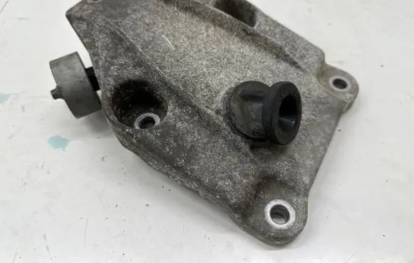 BMW 6 F12 F13 Engine mounting bracket 6777623