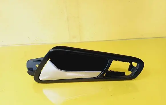Volkswagen PASSAT B6 Front door interior handle 3C1837113D