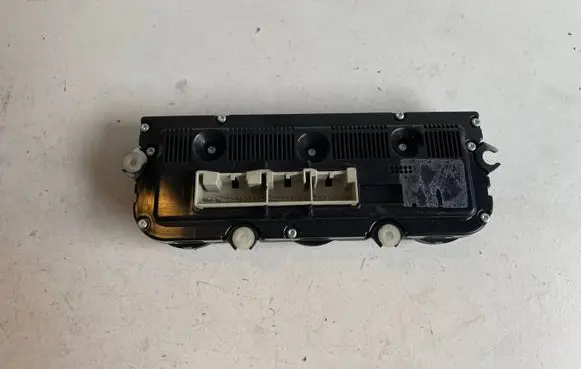Volkswagen PASSAT B6 Climate control unit 74677532