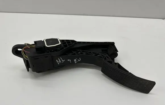 Mercedes-Benz ML W164 Accelerator throttle pedal A1643000004