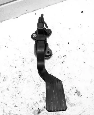 Mitsubishi Outlander Accelerator throttle pedal MN101543
