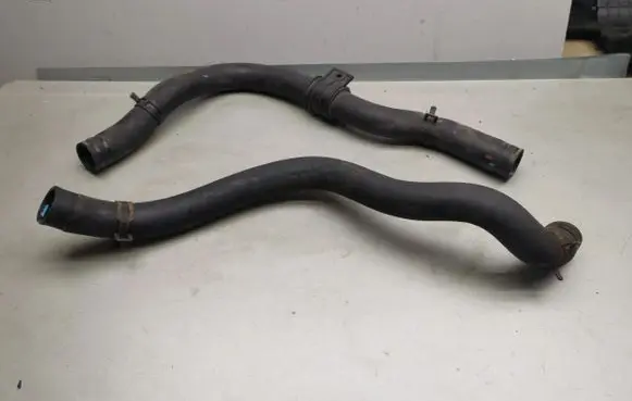Engine coolant pipe/hose