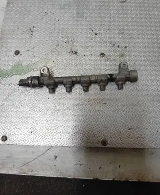 Hyundai i30 Fuel distributor 0445214181