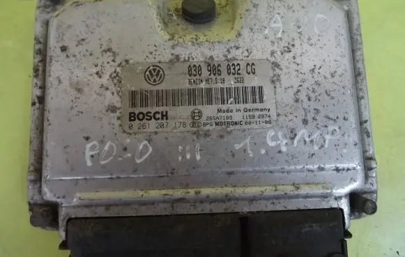 Volkswagen Polo III 6N 6N2 6NF Engine control unit/module 030906032CG 0261207178