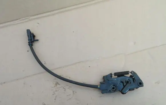 Volvo XC40 Engine bonnet/hood lock/catch 32277429