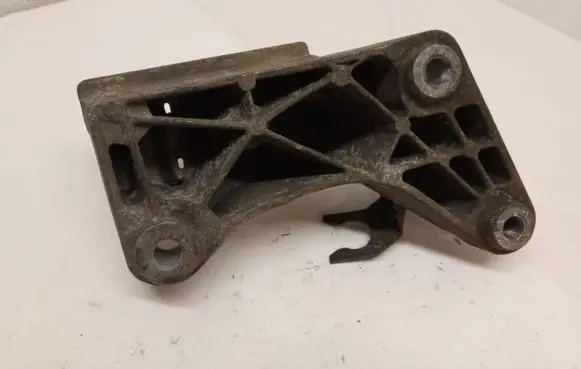 Engine mounting bracket