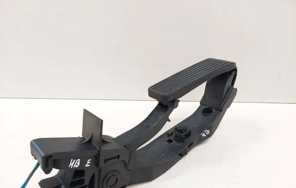 Mercedes-Benz E W211 Accelerator throttle pedal A2113000604