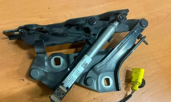 Audi A4 S4 B9 Engine bonnet/hood hinges 8W0823301E