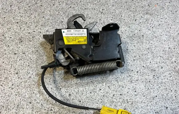 BMW 2 F46 Engine bonnet/hood lock/catch 7376977