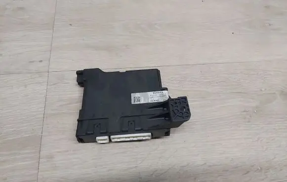 Toyota Avensis T270 Trunk lid opening control unit 88650-05340