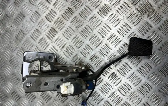 Lexus IS 220D-250-350 Brake pedal