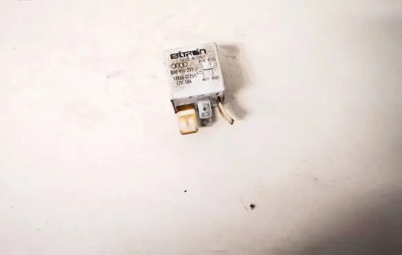 Volkswagen PASSAT B5 Other relay 8d0951253
