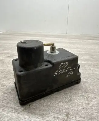 Volkswagen Golf III Central locking vacuum pump 1H0962257G