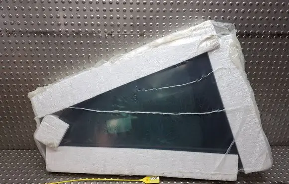 Alfa Romeo GT Rear vent window glass 60698804 68182436AA