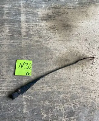 Volkswagen Polo II 86C 2F Front wiper blade arm