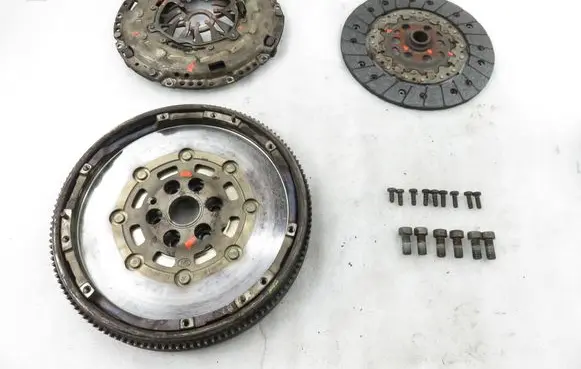 Volkswagen PASSAT B6 Dual mass flywheel 323064110 123042610