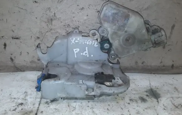 Nissan X-Trail T30 Front door lock 80552AA200