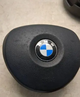 Steering wheel airbag