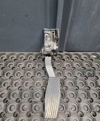 Accelerator throttle pedal