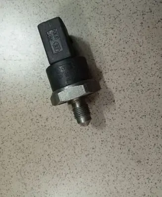 Volkswagen Golf V Fuel pressure sensor 06D905051A