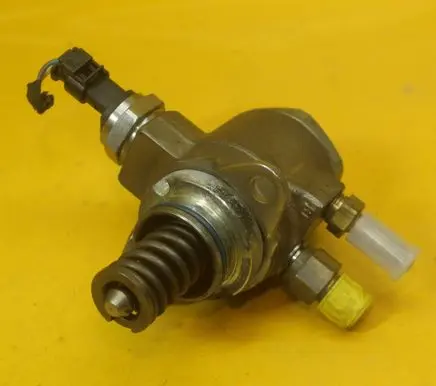 Volkswagen Polo V 6R Mechanical fuel pump 03C127026M