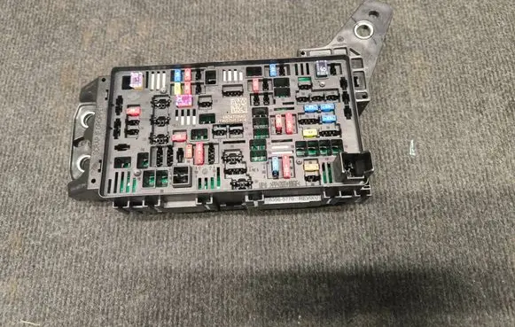 Jeep Grand Cherokee WL Fuse module 68347016AD