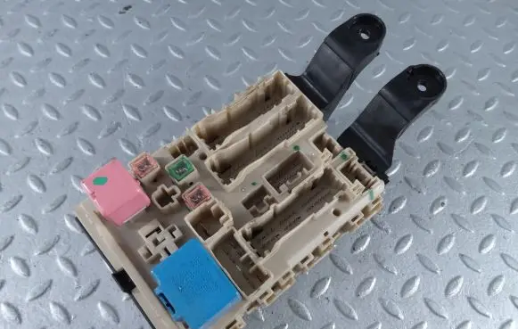 Toyota Avensis T270 Fuse box set 8273005660A 308311L20 8273005660