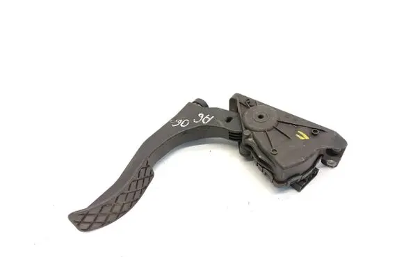 Accelerator throttle pedal