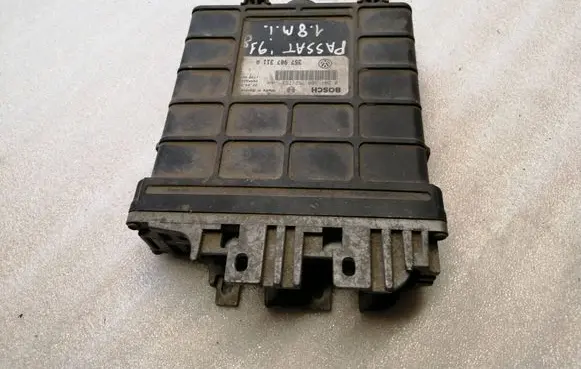 Volkswagen PASSAT B3 Engine control unit/module 357907311A 0261200752 26SA2229