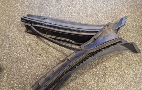 Peugeot 4007 Wiper trim