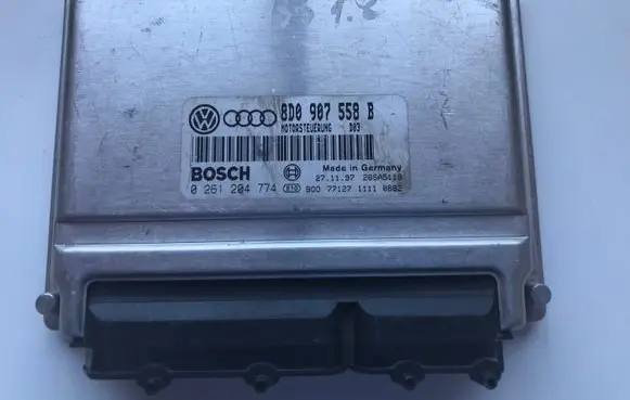 Volkswagen PASSAT B5 Engine control unit/module 8D0907558B 0261204774 D03