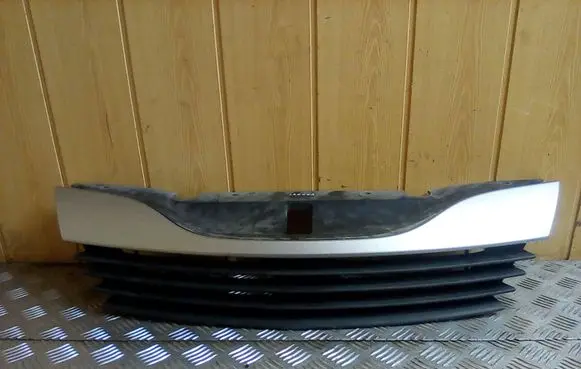 Renault Laguna II Front bumper upper radiator grill 82003901