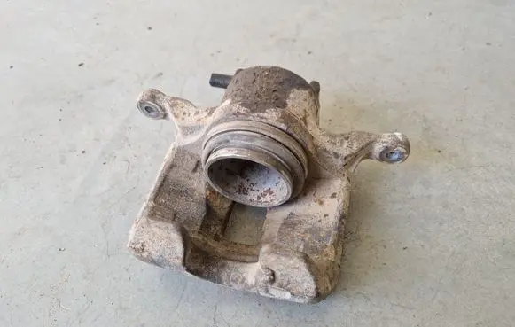 Mitsubishi L200 Front brake caliper
