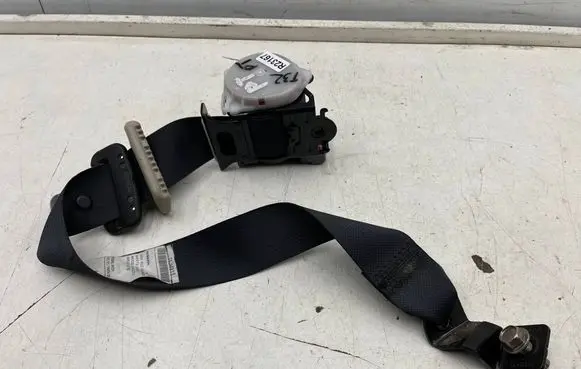 Nissan Rogue Rear seatbelt cf0390r16